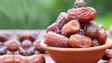 eating dates1 1000 x 600 Hurmanın Kalp Krizi, Hipertansiyon Ve Kolesterol İçin Faydaları