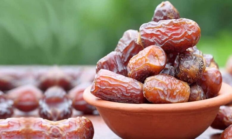 eating dates1 1000 x 600 Hurmanın Kalp Krizi, Hipertansiyon Ve Kolesterol İçin Faydaları