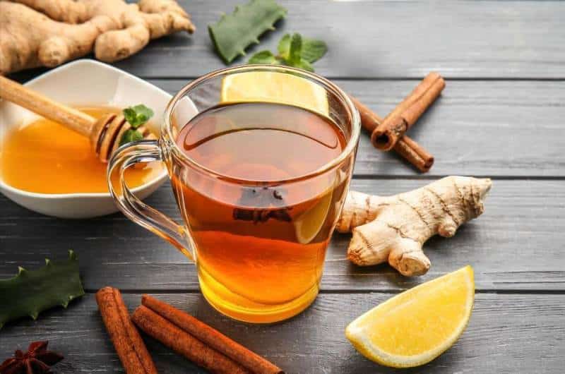 Bitki çaylarının faydaları saymakla bitmiyor! Bitki çaylarının faydaları pek çok kişi tarafından bilinmektedir. Doğada bulunan ve hastalıklara karşı koruyan, virüs ve mikroplarla savaşan, tehlikeli bir çok hastalığın önüne geçebilen bu bitkiler hangi hastalığa iyi gelir? Özellikle vücut direncini arttıran ve grip gibi mevsimsel rahatsızlıkların yanı sıra tansiyon, kolestrol, kanser, kas ve mide ağrıları gibi sayılamayacak kadar çok rahatsızlığı da engelleyen bitkiler bulunmaktadır. İnsan sağlığı açısından oldukça önemli bir yer teşkil eden bitkileri aktarlardan çok uygun fiyata temin etmek mümkündür. Hatta pek çoğu günlük yaşamda karşımıza çıkabilir. Çeşitli bitkileri çay olarak tüketmek en yaygın kullanım biçimidir. Her bitkinin kendine has özellikleri bulunur. Bitki Çaylarının Pek Bilmediğiniz MucizeviFaydaları En yaygın olarak tüketilen bitkiler şunlardır; • Papatya • Rezene • Ihlamur • Yeşil Çay • Adaçayı Papatya Çayının Faydaları Nelerdir? İçeriğinde bol miktarda antioksidan barındıran bu çay papatya çiçeklerinin kurutulmasıyla elde edilir. Kurutulan çiçeklere sıcak su eklenip demlenmeye bırakılır ve tüketime hazır hale gelir. Papatya çayının faydalarını sıralamak gerekirse; • Uyku düzenini sağlar. • Regl sancılarını hafifletir. • Vücuda rahatlık hissi verir. • Çeşitli kanser türlerinin oluşmasına engel olur. ( örn; meme, cilt ve uterus kanser türlerinin önüne geçer.) • İltihap oluşumunu azaltır. • Şeker hastalığının ilerlemesini durdurur. • Steri azaltır. • Cilt sağlığını korur. Bunların yanı sıra gebelik dönemindeki kadınların çok sık papatya çayı tüketmeleri önerilmez. Bu durum düşük yapma ihtimalini arttırmaktadır. Rezene Çayının Faydaları Nelerdir? Rezene bitkisi bir kaç dakika kaynatılarak çayı elde edilir. Oldukça geniş bir etki alanı vardır. • Mide de oluşan gastrit gibi hastalıkların tedavisinde kullanılır. ( Doktorların dahi önerdiği bir bitkidir.) • Regl sancılarını azaltır. • Rahim içinde oluşan kasılmaları en aza indirir. • Emziren anneler için süt miktarını arttırır. • Kabızlığı önler. ( Özellikle bebeklerde yaşanan bu sorunun giderilmesini sağlar ve rahatlık hissi verir.) • Günde 1 fincan tüketildiği takdirde kilo vermeye yardımcı olur. Yağ yakımını hızlandırır. • Baş ağrısı ve dişte oluşan akut ağrıların giderilmesini sağlar. • Bağışıklığın direnç kazanmasına yardımcı olur. Ihlamur Çayının Faydaları Nelerdir? Özellikle kış aylarında oldukça sık tüketilen ıhlamur şüphesiz ki grip virüsüne düşmandır. Ayrıca; • Öksürüğün kesilmesini sağlar. • Grip virüsüne karşı savaşır ve hastalığın etkilerini azaltır. • Sindirim sisteminin düzenli çalışmasını sağlar. • İltihap oluşumunu engeller. • Psikolojik olarak rahatlık hissi verir. • Cilde daha genç bir görünüm verir. • Vücutta biriken toksinlerden kurtulmayı sağlar. • Saç sağlığını korur ve dökülmeleri önler. • Kanser hücreleriyle savaşır. Yeşil Çayın Faydaları Nelerdir? Siyah çaya göre çok daha faydalıdır. Daha az işlemden geçtiği için daha fazla antioksidana sahiptir. • İnsülini dengede tutar ve diyabeti önler. • Kötü kolestrol seviyesini en aza indirir ve dengeyi sağlar. • Kanserli hücrelerle savaşır ve bu hücrelerin yerleştiği bölgeleri korur. • Yağ yakma özelliği sayesinde metabolizmayı da hızlandırır. • Stresin azalmasına yardımcı olur. • Hafızayı kuvvetlendirir. • Kan basıncını dengede tutar ve bu basıncın yükselmesine engel olur. • Güneşin zararlı ışınlarından korur ve kırışıklığı önler. Adaçayının Faydaları Nelerdir? 13. yüzyıldan beri ilgi gören bir bitkidir. Çok eski zamanlarda insanların bahçelerinde bile adaçayı yetiştirdikleri bilinmektedir. Faydalarını saymak gerekirse; • Hafızanın güçlenmesine yardımcı olur. • Bağışıklık sistemini ve metabolizmanın işleyişini korur. • İltihap oluşumunu önler. • Sindirimi kolaylaştırır ve korur. • Ciltte oluşan hastalıklara karşı tüketilebilir. • Yaşlanmaya karşı koruyucudur. • Şeker hastalığını önler. • Kemik yapısını sağlamlaştırır. • Diş eti çekilmesini ve diş eti kanamalarını önler. • Fazla terlemenin önüne geçer. • Depresyon dönemindeki psikolojik bunalımı azaltır. • Enfeksiyonlara karşı korur. • Selülit sorununu mümkün olduğunca azaltır. • Ağızda oluşan yaraların iyileşmesinde etkilidir. • Astımı azaltır. • Karaciğerde oluşan herhangi bir rahatsızlığı önlemek adına burada temizlik yapar.