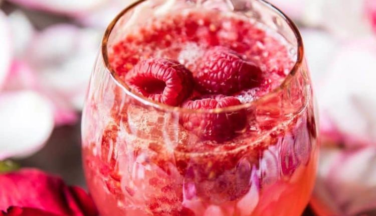 Yazın ferahlatan gül aromalı soğuk içecek tarifi