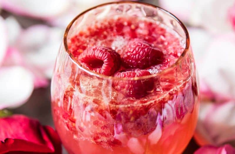 Yazın ferahlatan gül aromalı soğuk içecek tarifi