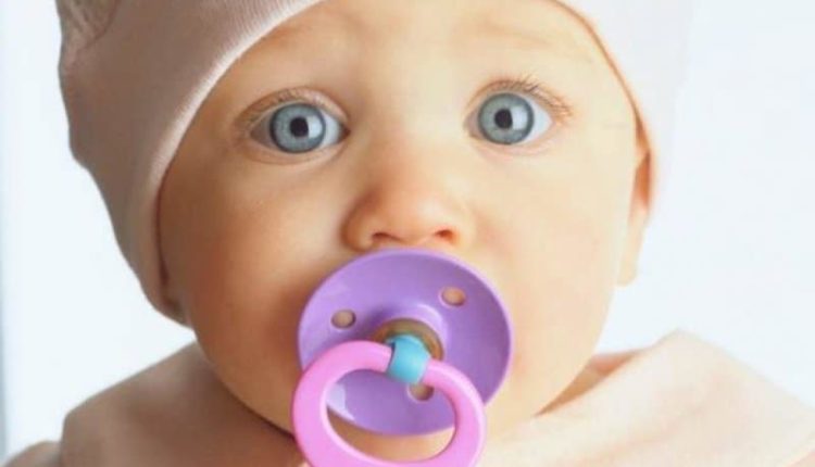 Bebeğe emzik ne zaman bıraktırılmalı? Bebeğinizi emzikten kesmenin yolları