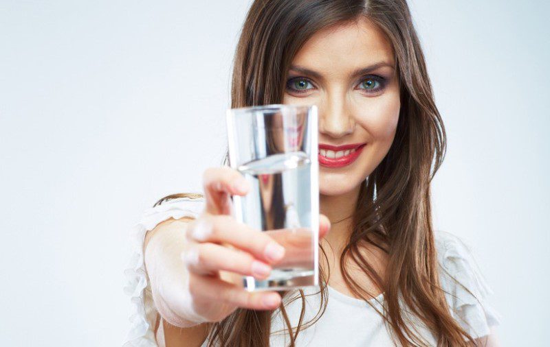 Boş mideyle su içme işlemini ne kadar süre yapmalısınız?