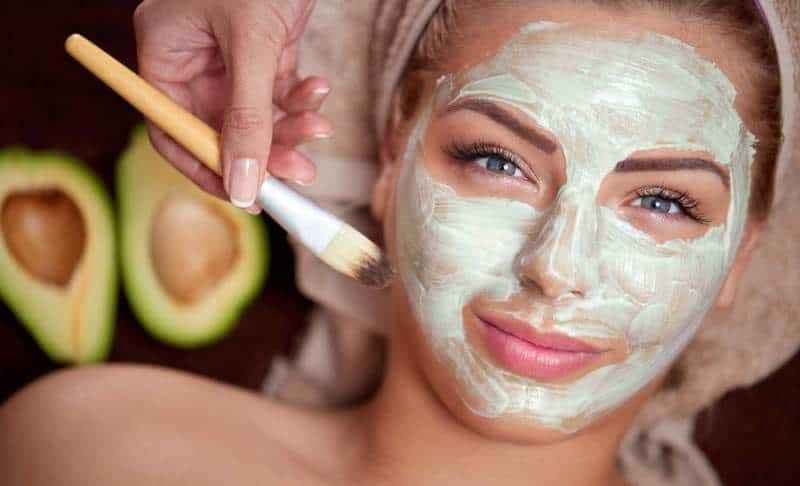 Cilt bakımı için evde uygulayabileceğiniz harika bitkisel maskeler