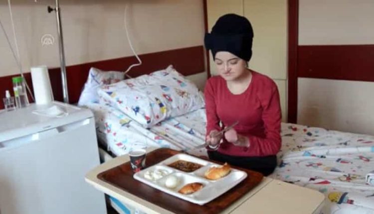 Kelebek hastası kadın, ameliyattan sonra ilk defa katı gıda yedi