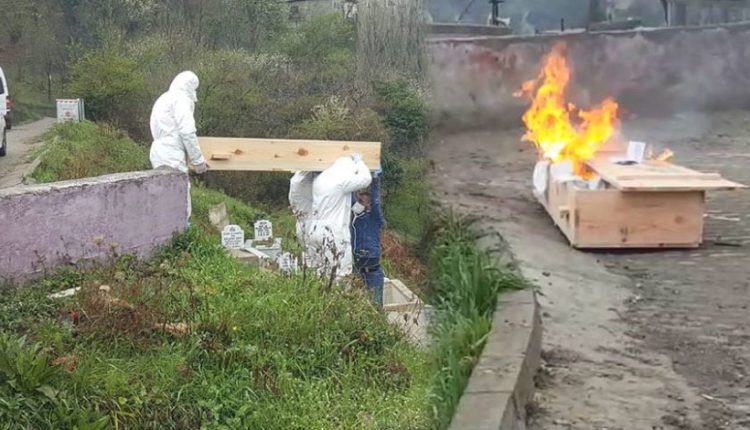 Koronavirüs sebebiyle hayatını kaybeden kişinin tabutu yakıldı