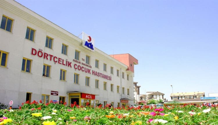 Bebeğini götürdüğü hastanede sağlık çalışanını tekmeleyerek darp etti