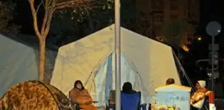 İzmirli depremzedeler geceyi çadırda geçirdi