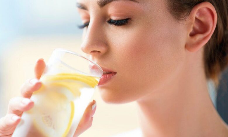 Gece yatarken limonlu su içmek zayıflatır mı? Faydaları neler? 1 Gece yatarken limonlu su içmek zayıflatır mı? Faydaları neler?