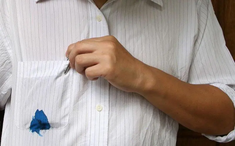 Sirke, limon ve süt ile mürekkep lekesi elbiseden nasıl çıkar? 8 Sirke, limon ve süt ile mürekkep lekesi elbiseden nasıl çıkar?