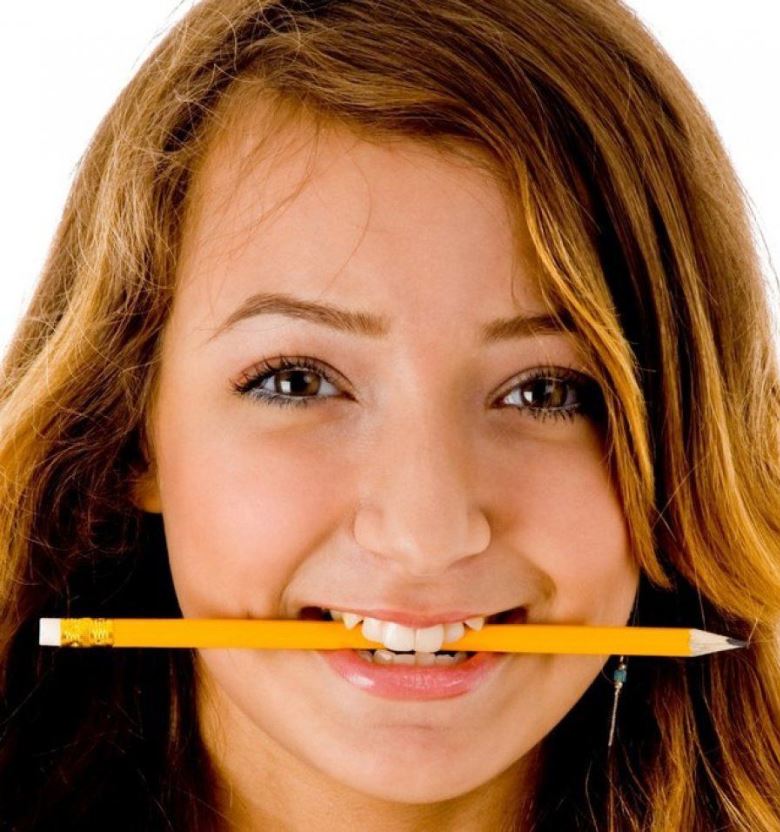 Ruh halinizi iyileştirmek için dişlerinizin arasına bir kalem sıkıştırın.