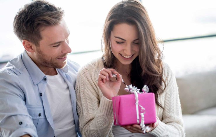 Kadına sevgililer günü hediyesi ne alınır?