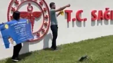 Evladı can çekişen baba sağlık bakanlığı önünde protesto eylemi gerçekleştirdi