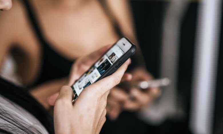 TikTok FYP Algoritması: Keşfet'e Düşmenin Gerçek Sırrı Nedir?